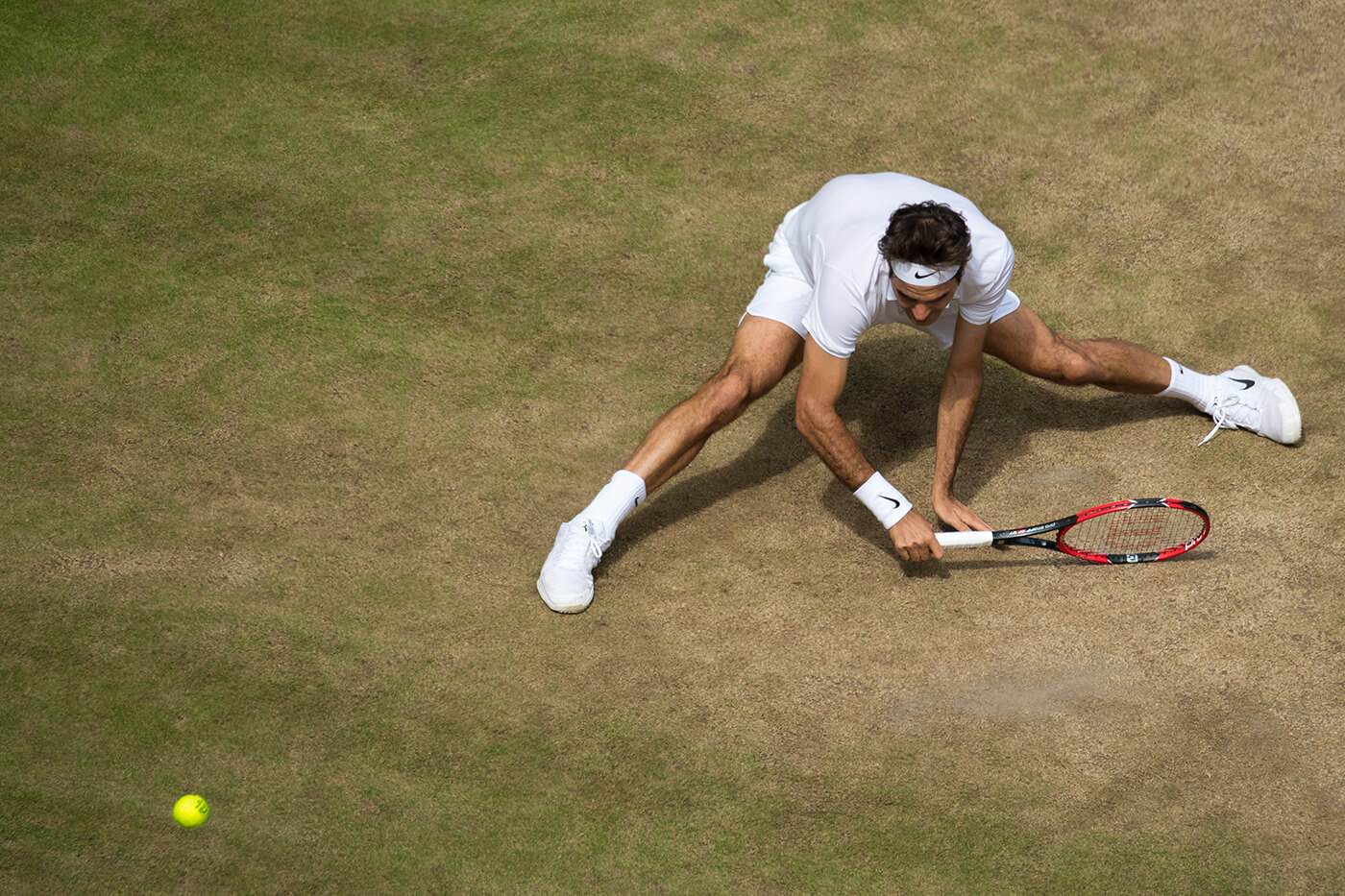 Roger Federer (SUI) playing against Marin Cilic (CRO) in their quarter final of the Gentlemen’s Singles on Centre Court. The Championships 2016 at The All England Lawn Tennis Club, Wimbledon. Day 9 Wednesday 06/07/2016. AELTC/Joe Toth